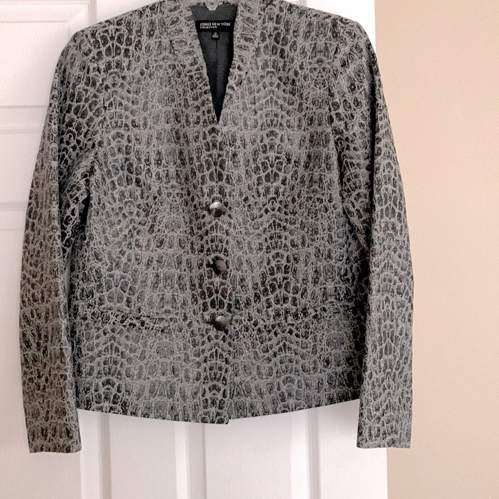 Jones New York Jacket. Just like new, no flaws!